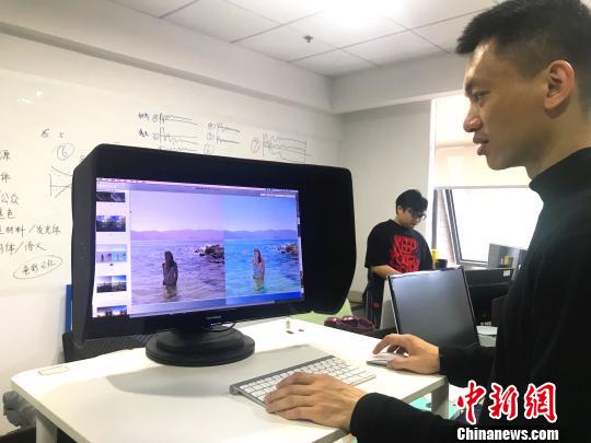 宋杰琛展示经过修图机器人处理后的照片对比。刘着之摄 宋杰琛展示经过修图机器人处理后的照片对比。刘着之摄